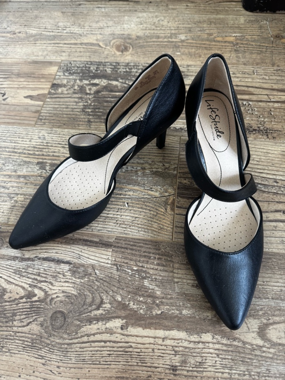 Life Stride Black Pointed-Toe Pumps